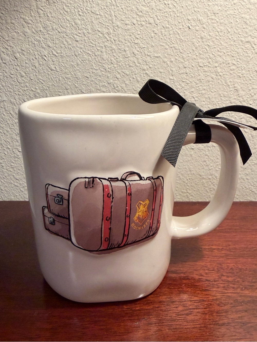 NWT Rae Dunn Welcome to Hogwarts Harry Potter luggage coffee/tea mug! Cute!!